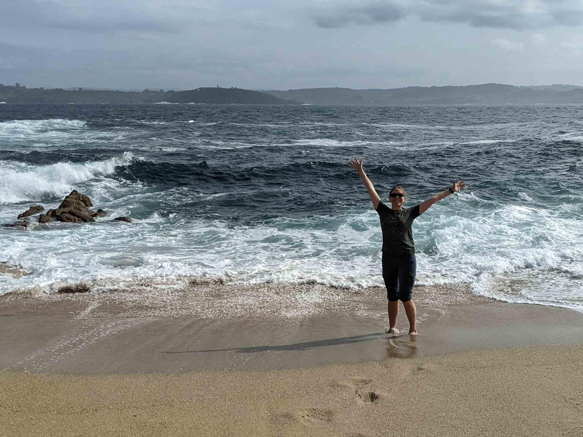 imágen de una mujer de pie en la playa
